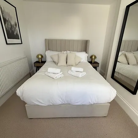 度假居 Restored Victorian With Private Garden *
