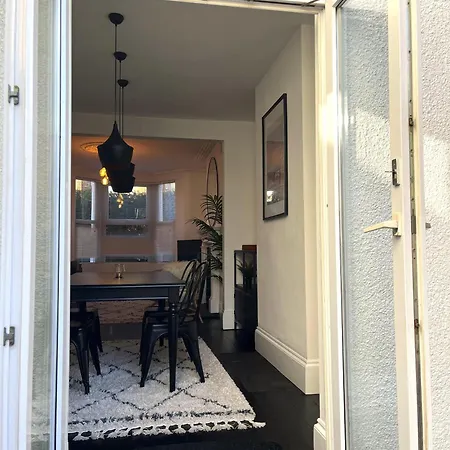 Vakantiehuis Restored Victorian With Private Garden Bristol