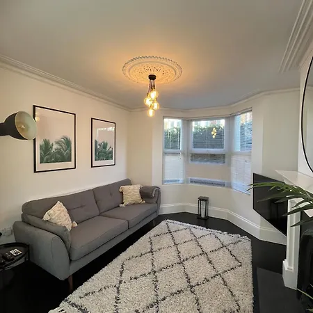 Vakantiehuis Restored Victorian With Private Garden