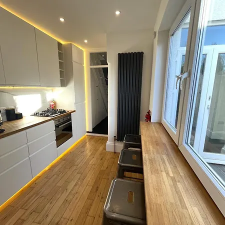 Restored Victorian With Private Garden *