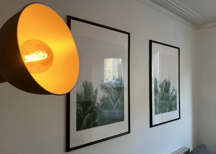 בית נופש Restored Victorian With Private Garden *