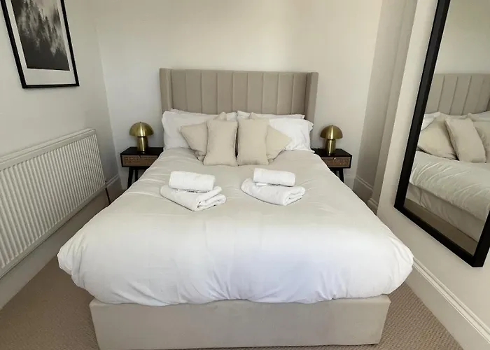 Prázdninový dům Restored Victorian With Private Garden *