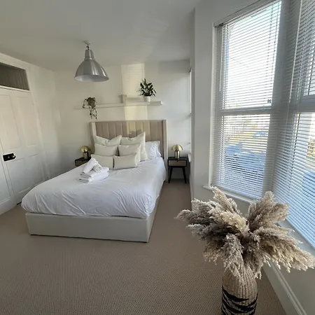 Restored Victorian With Private Garden *